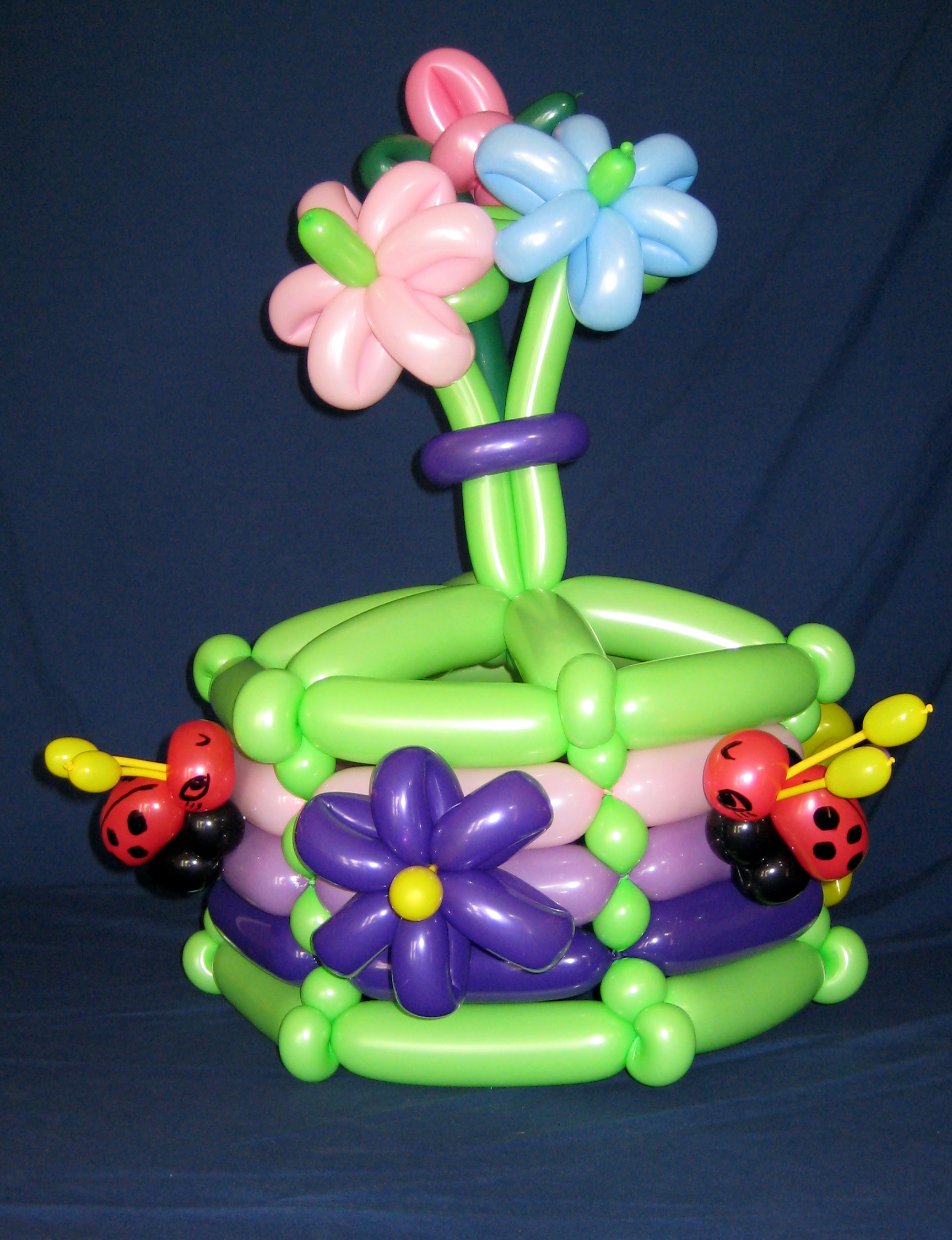 http://www.balloonamations.com/images/Centerpieces/Balloon%20Cake%20-%20Flowers%20-%20LARGE.JPG